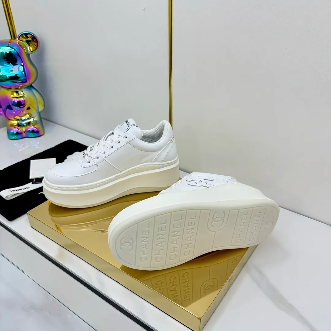 👟👟Ex-factory price 600👟👟 Upgraded version, upgraded version, upgraded version! No rebuttal accepted! ! ! ! Chanel Chanel panda shoes! 2025 counter's top casual sports shoes. This classic design; the upper is electro-embroidered with a variety of techniques; the outsole is fashionable and sporty; the unusual inclusion of a variety of color matching elements... The diversified mix and match is very good-looking and versatile, and can be used for leisure, fashion, sports, and outdoor... ꫛꫀꪝ Go➫ Materials: ❶Upper made of: original imported first-layer silk cowhide + original waterproof cloth + original first-layer cowhide ❷Inner lining: Original Yangli+Net ❸Outsole based on: Original TPU combination outsole Counter boutique packaging complete set for women 35–41 👉 👉 👉 👉